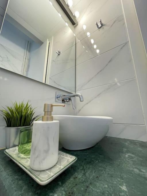 Stylish And Central Apt Near Acropolis - Avdi Square Athens Luaran gambar